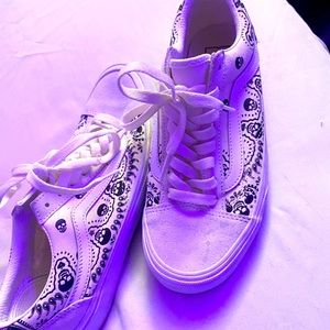 Cream Skull Vans Skate Shoes